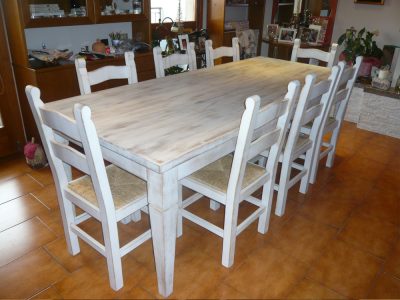 Tavolo in legno sbiancato di Artigiana Arredamenti a Verona