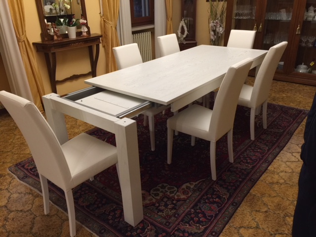 Tavolo in legno allungabile di Artigiana Arredamenti a Verona