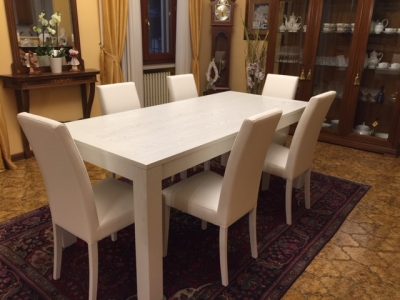 Tavolo in legno di colore bianco di Artigiana Arredamenti a Verona