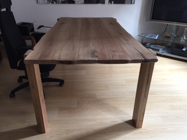 Tavolo in legno di noce nazionale in appartamento2 di Artigiana Arredamenti a Verona