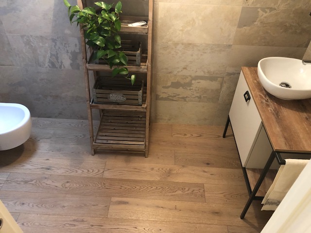 Pavimento in legno bagno di Artigiana Arredamenti a Verona 2